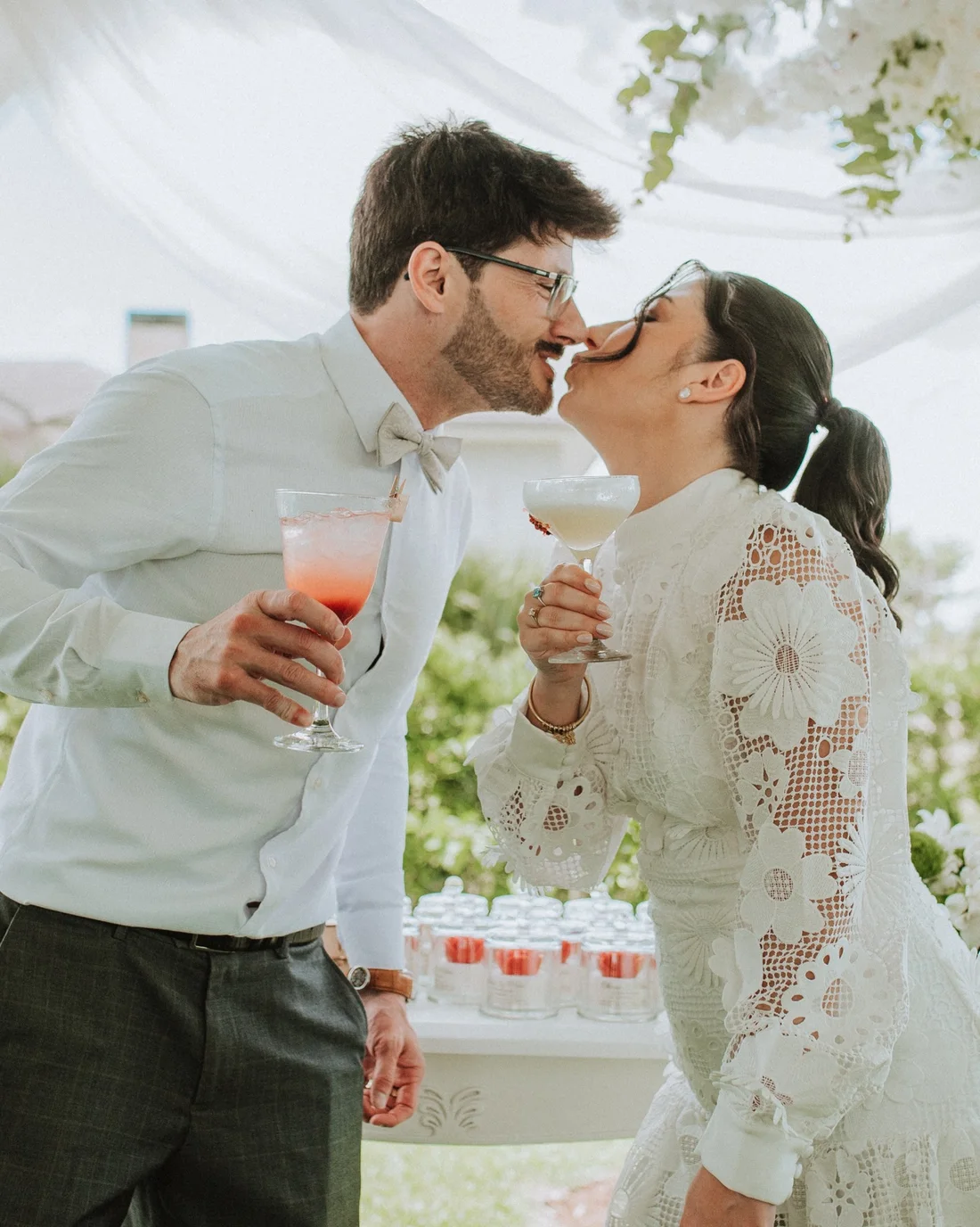 Casal brindando com drinks da Fuel durante o casamento